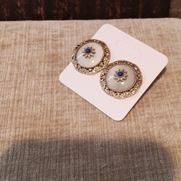 Vintage Faux Pearl Gold Tone Earrings - Picture 6 of 8